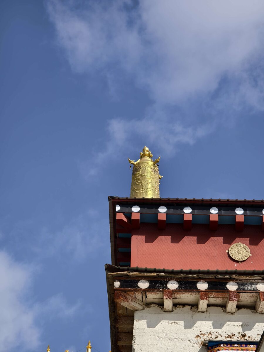 寺庙建筑与蓝天