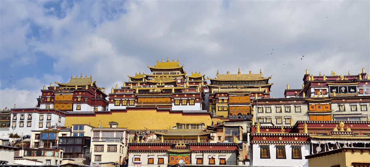 松赞林寺全景横拍